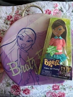 Bratz En Vogue Pink & Purple Carry Case with outfit